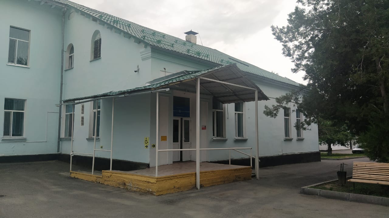 Здание отделение приемного покоя городской больницы города текели
